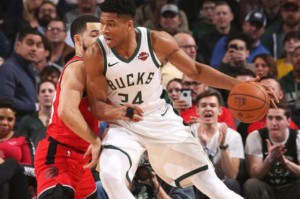  西亚卡姆31分猛龙终结雄鹿连胜  