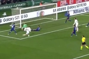 8868- 罗马德比火药味十足，裁判争议判罚引热议  