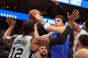  东契奇40+三双难救独行侠负灰熊  