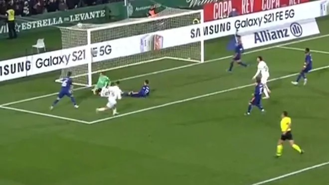  罗马德比火药味十足，裁判争议判罚引热议  